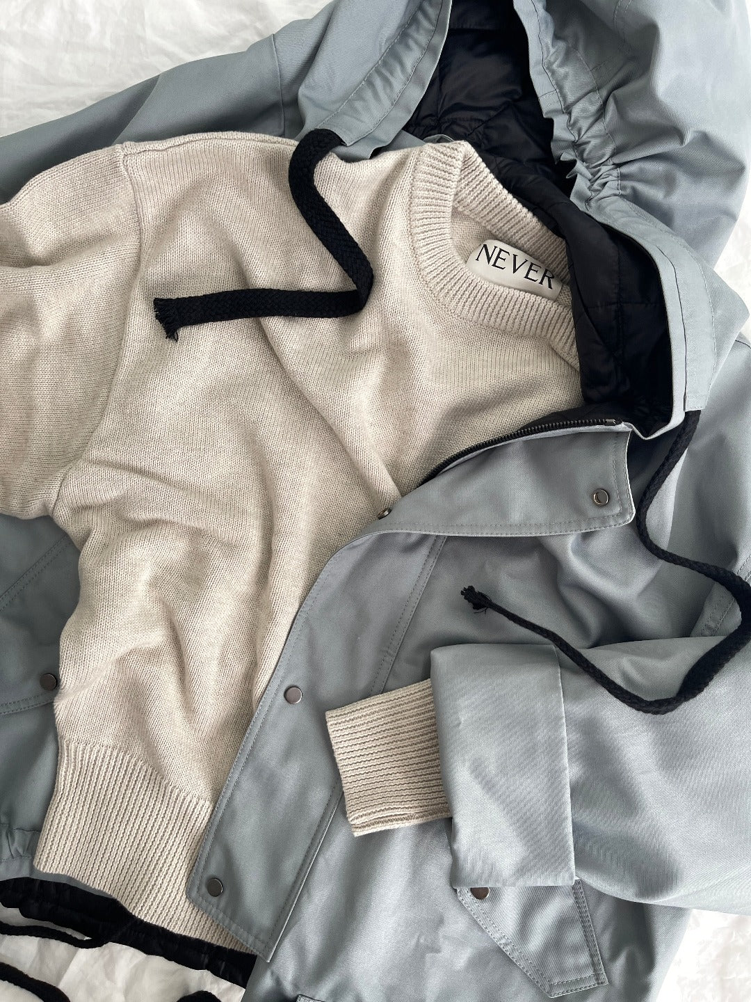 グレーのオーバーサイズフード付きジャケット