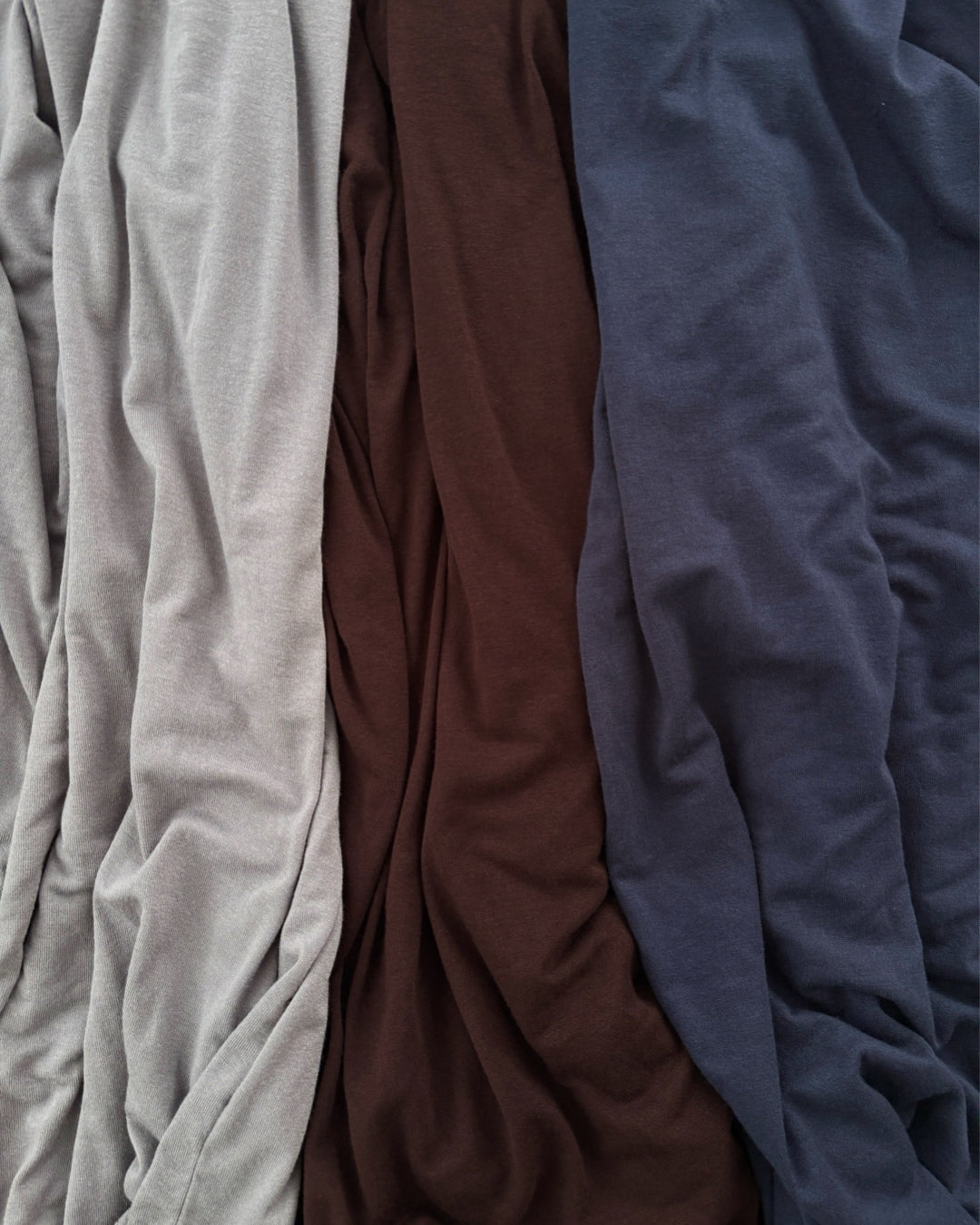 スモーキーネイビーのロングスリーブトップス