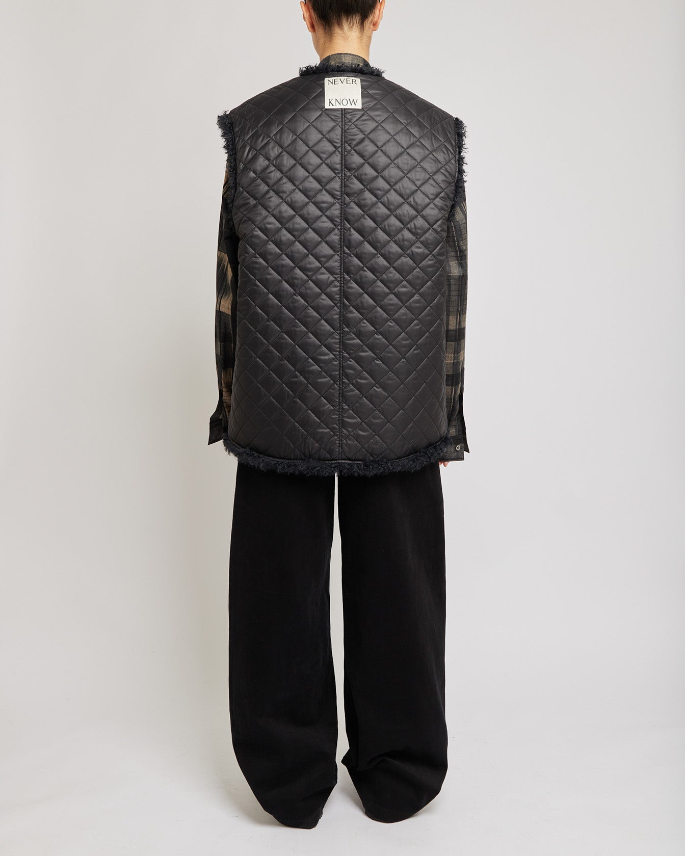 ブラックリバーシブルノースリーブキルティングフェイクファーベスト