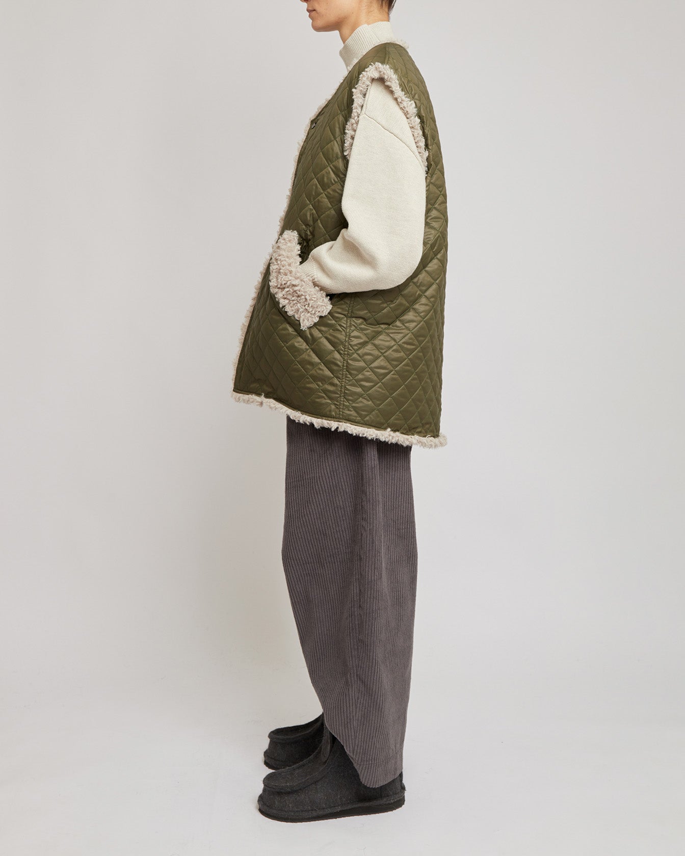 オリーブ&アイボリーリバーシブルノースリーブキルティングフェイクファーベスト