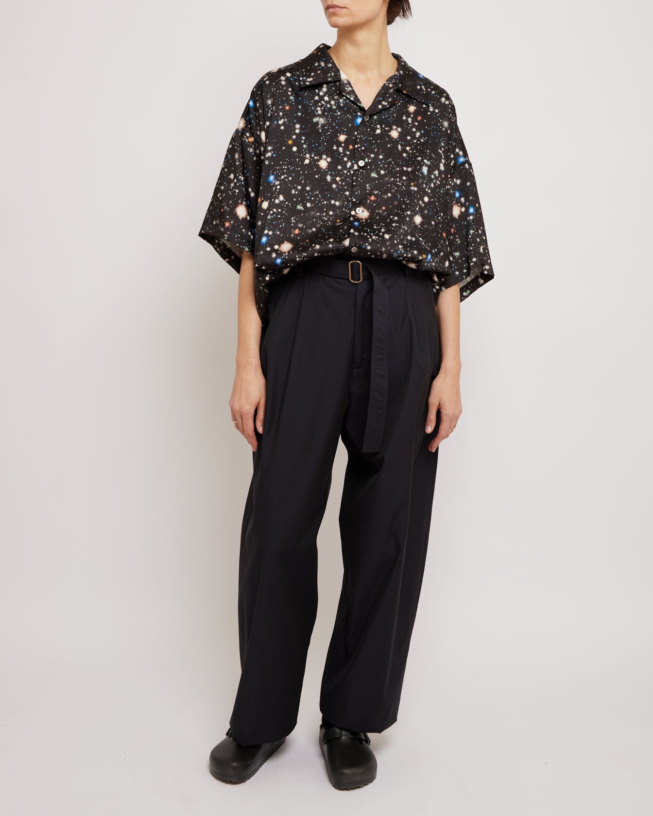 ダークネイビーのベルト付きプリーツパンツ