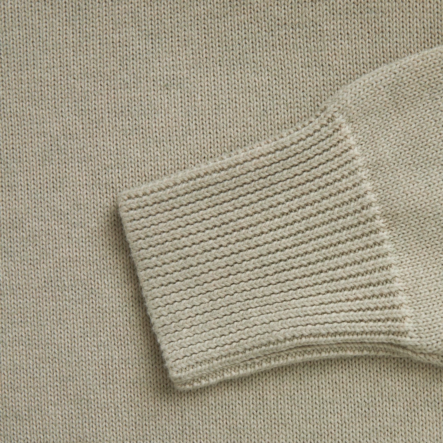 トラバーチンベージュのモックネックコットンセーター