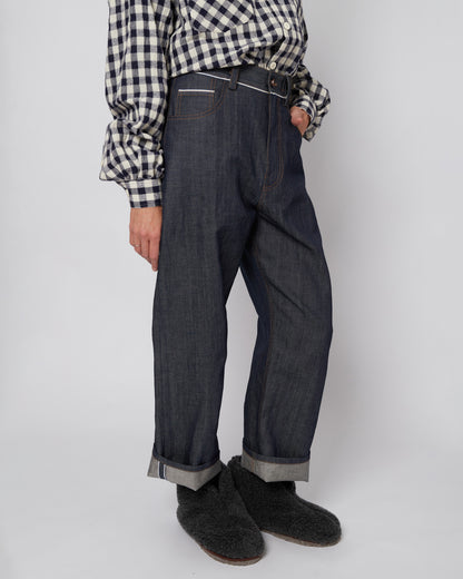 ダークネイビーのベルト付きプリーツパンツ