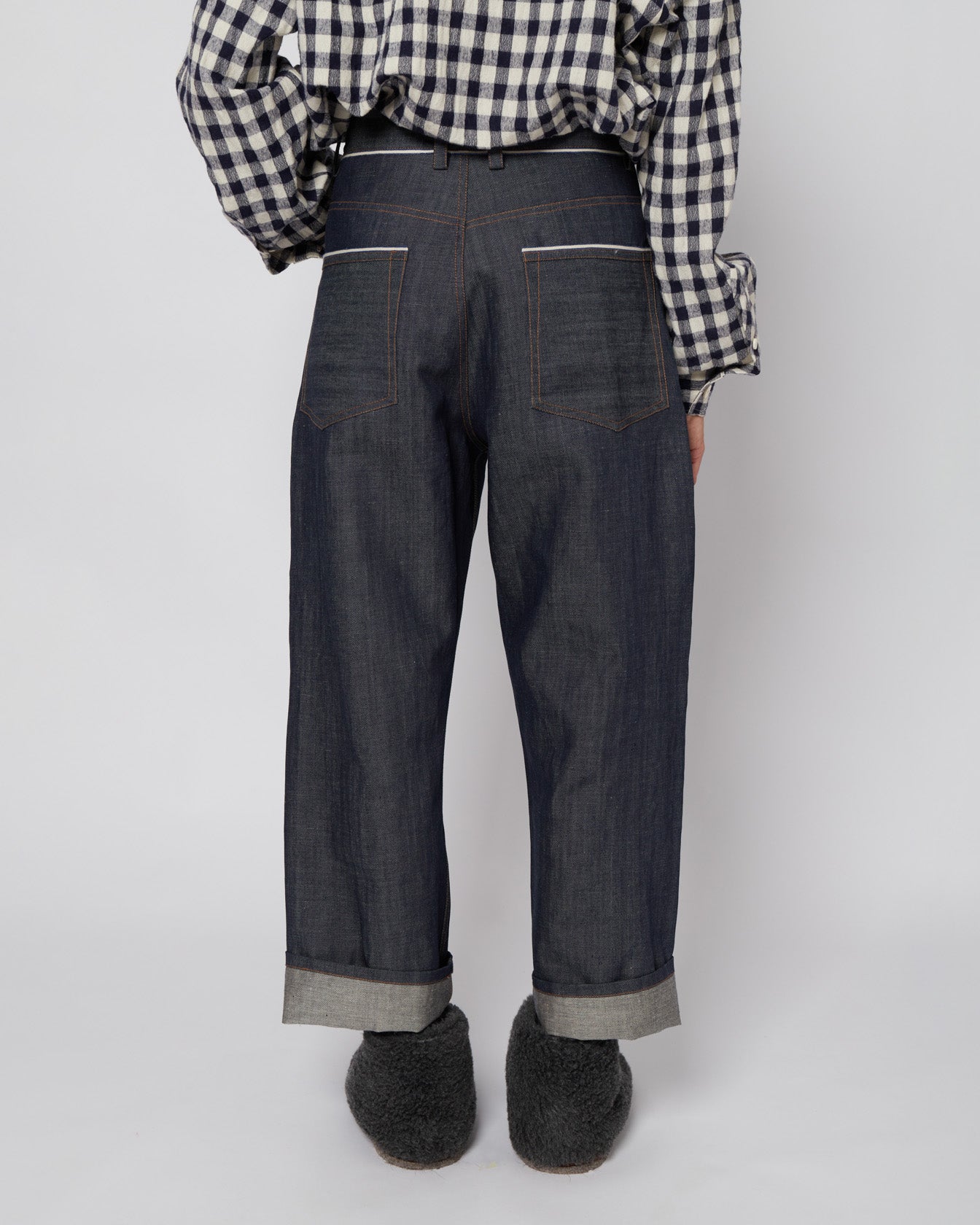 ダークネイビーのベルト付きプリーツパンツ