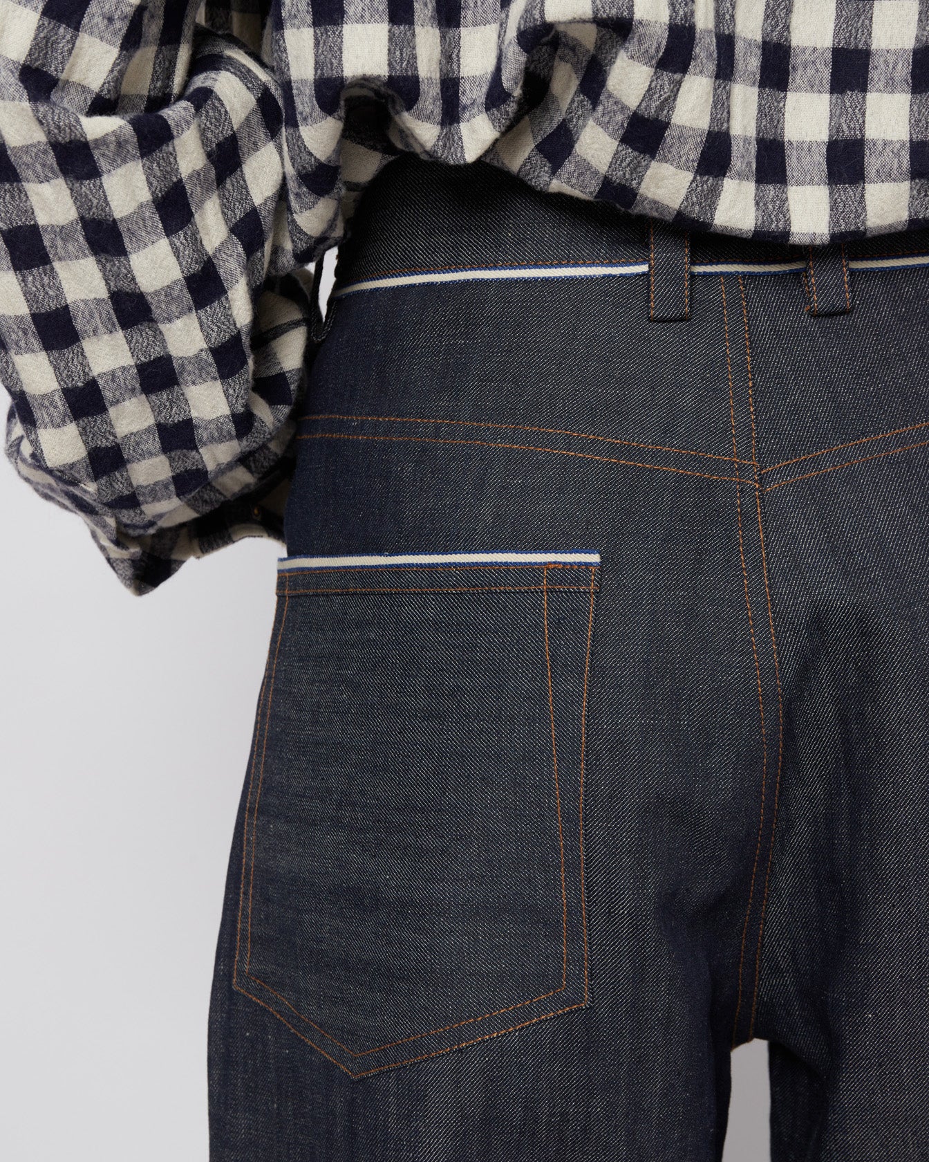 ダークネイビーのベルト付きプリーツパンツ