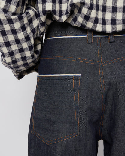 ダークネイビーのベルト付きプリーツパンツ