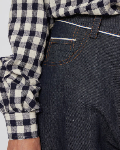 ダークネイビーのベルト付きプリーツパンツ