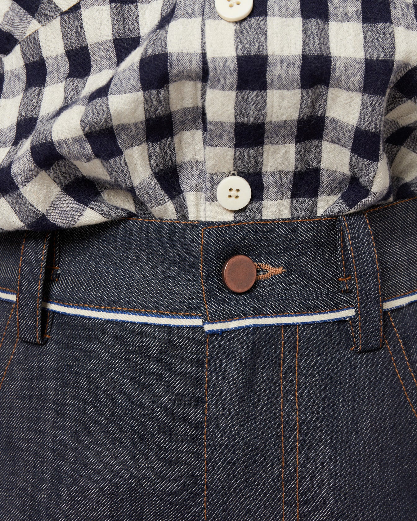 ダークネイビーのベルト付きプリーツパンツ