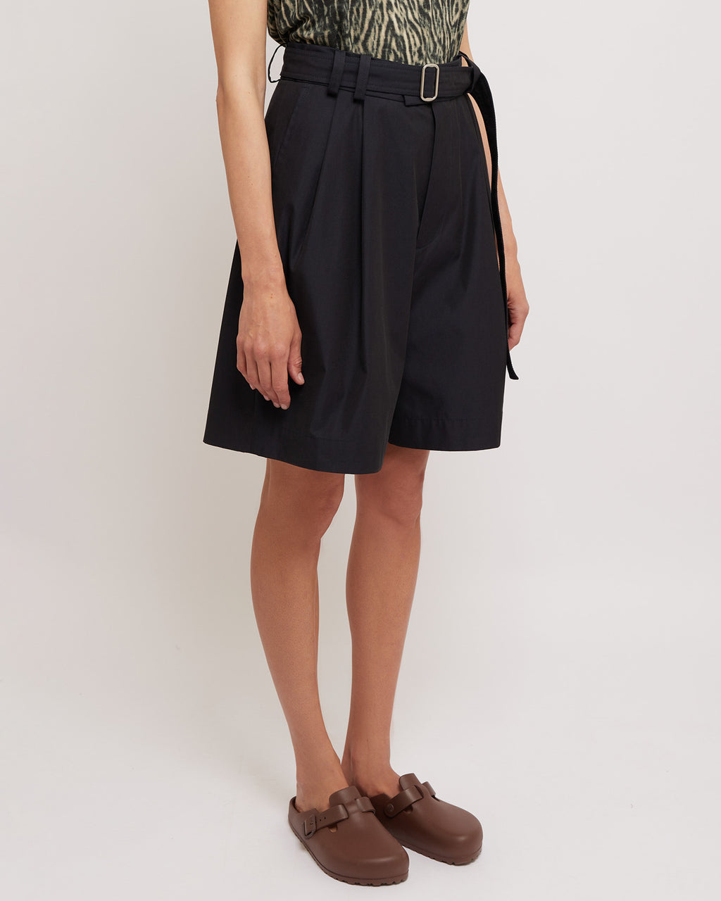 ダークネイビーのベルト付きプリーツショーツ