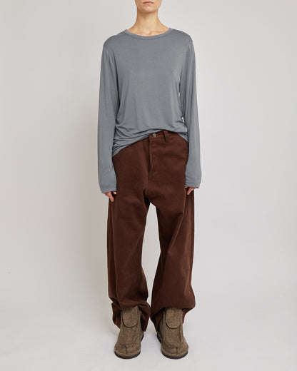 シルバーグレーの長袖トップス