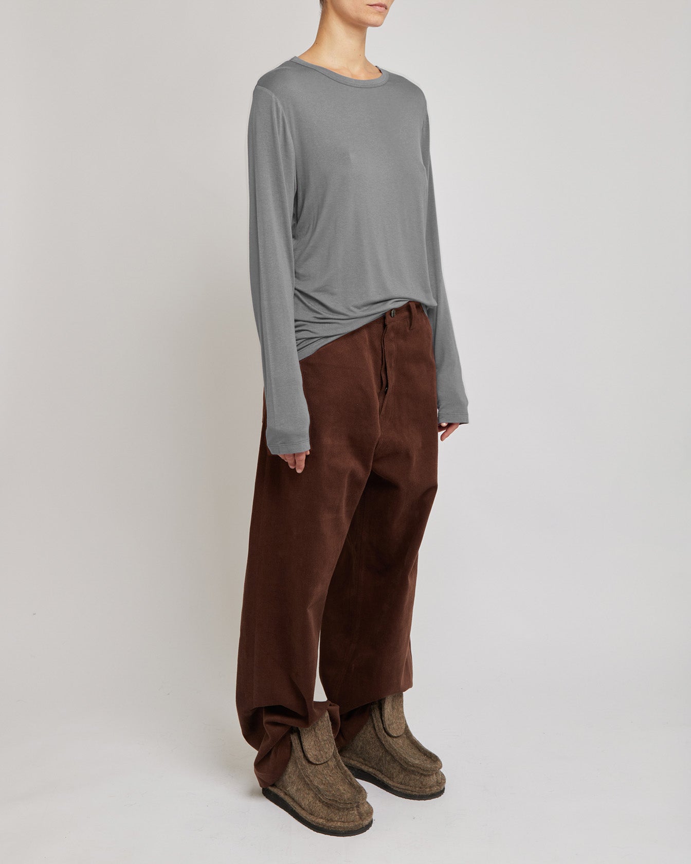 シルバーグレーの長袖トップス