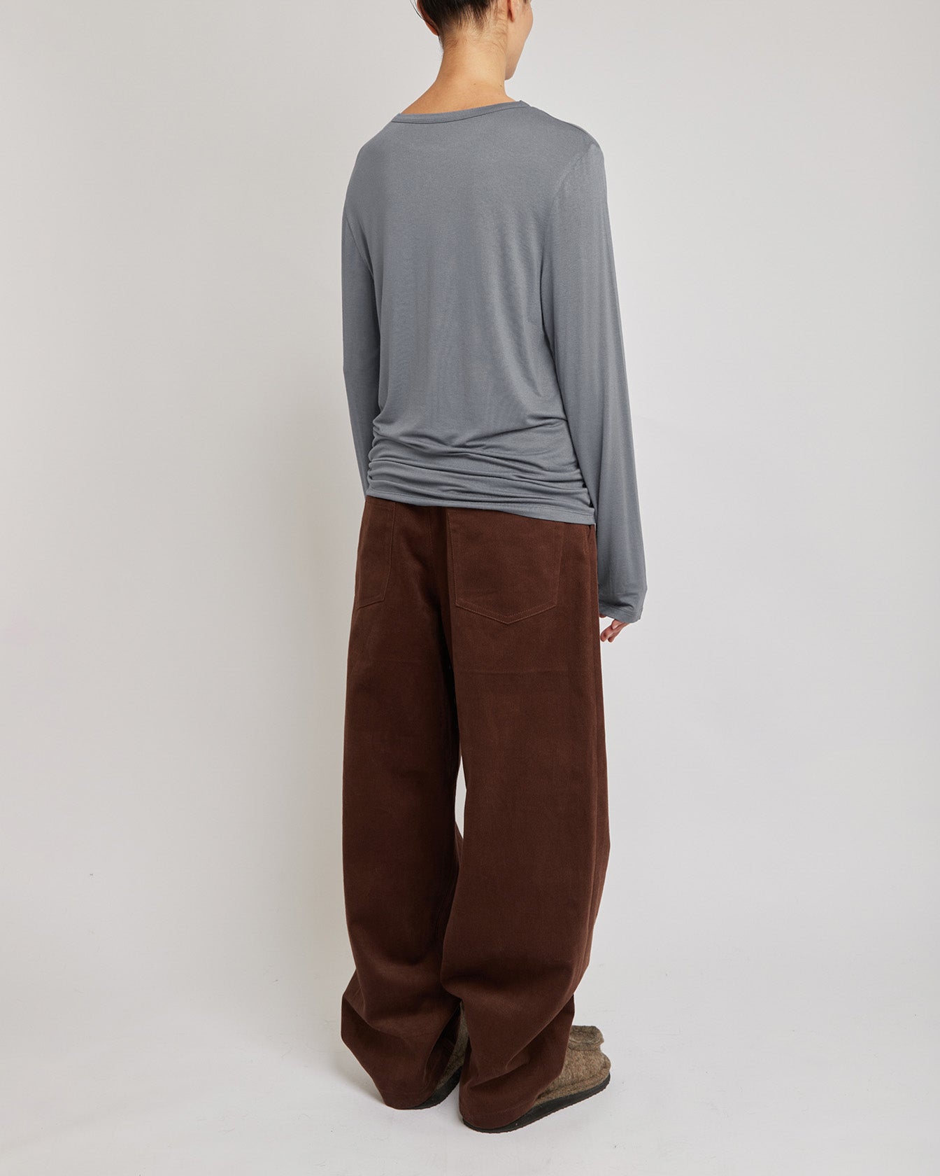 シルバーグレーの長袖トップス