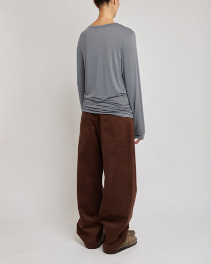 シルバーグレーの長袖トップス