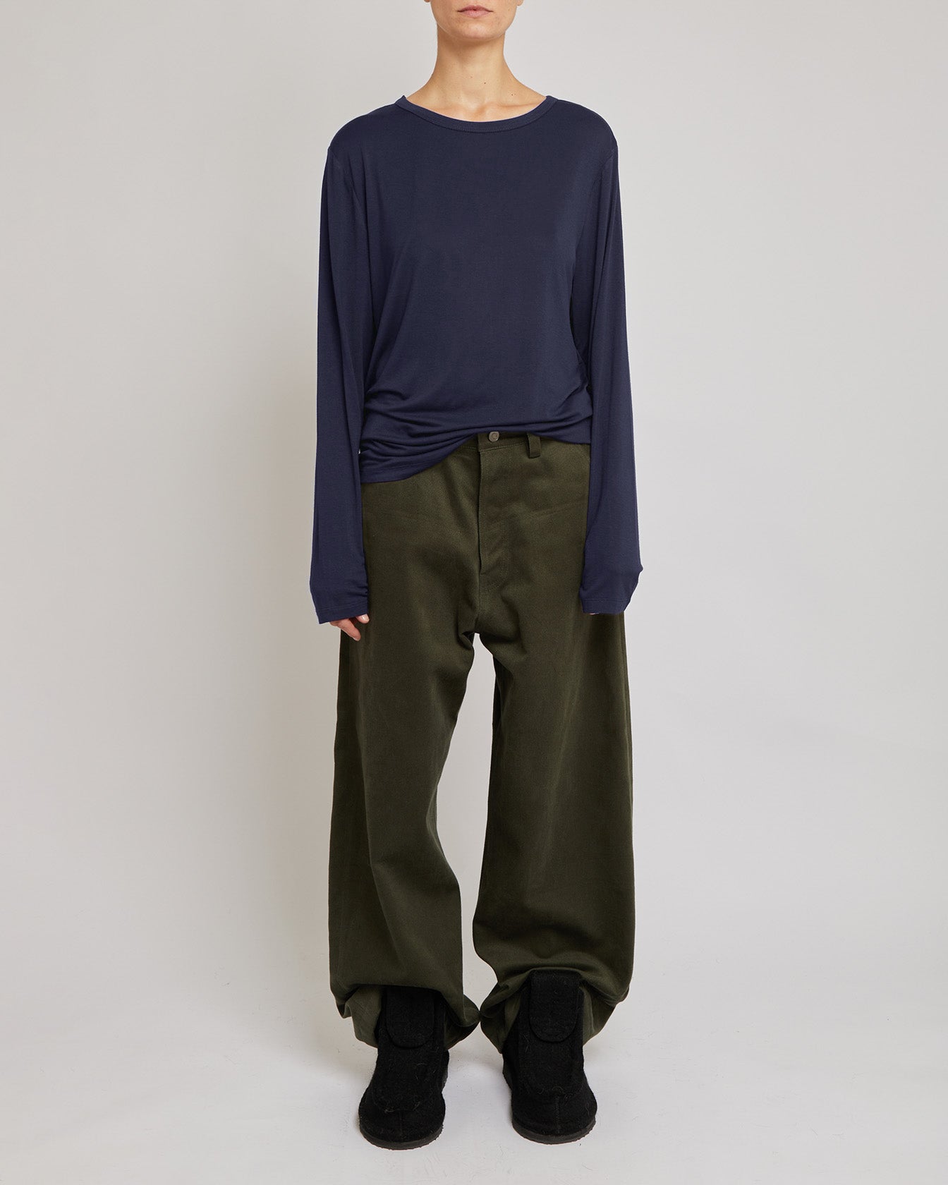 スモーキーネイビーのロングスリーブトップス