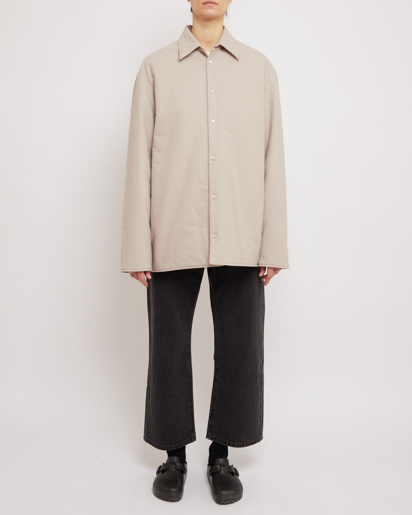 グレーのパッド入りコットンスエードシャツ