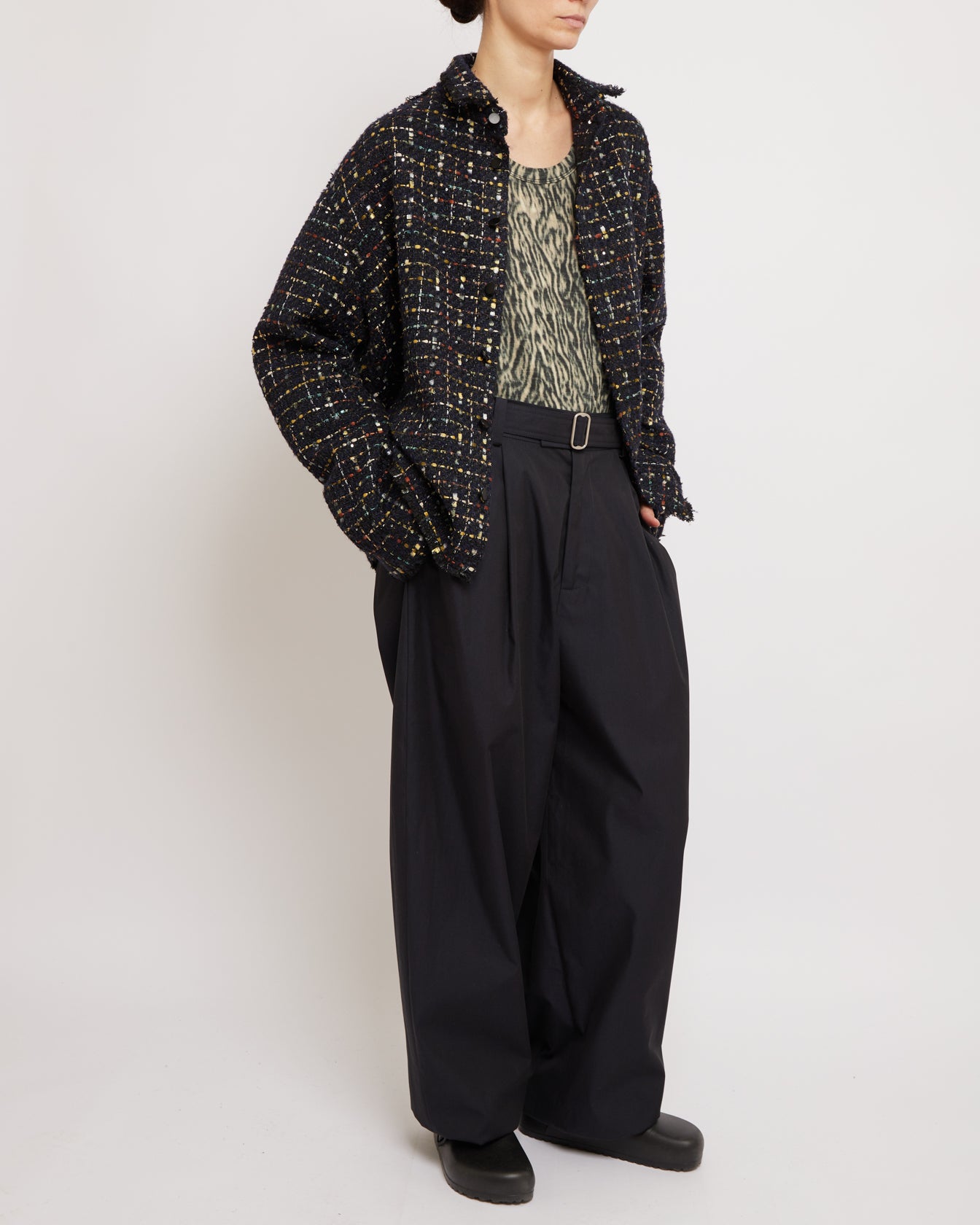 スパークルダークネイビーのオーバーサイズローカットツイードシャツ