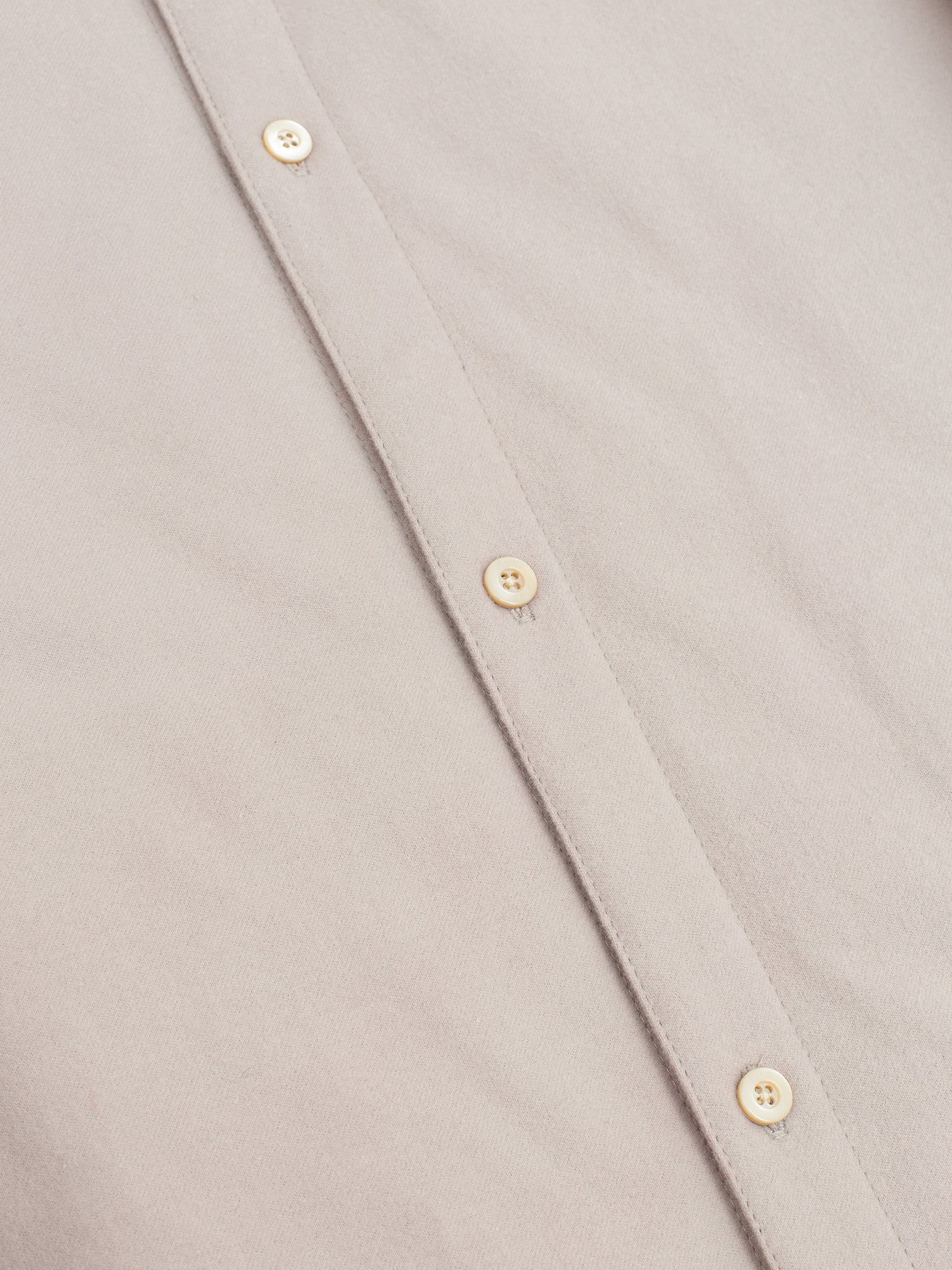 グレーのパッド入りコットンスエードシャツ