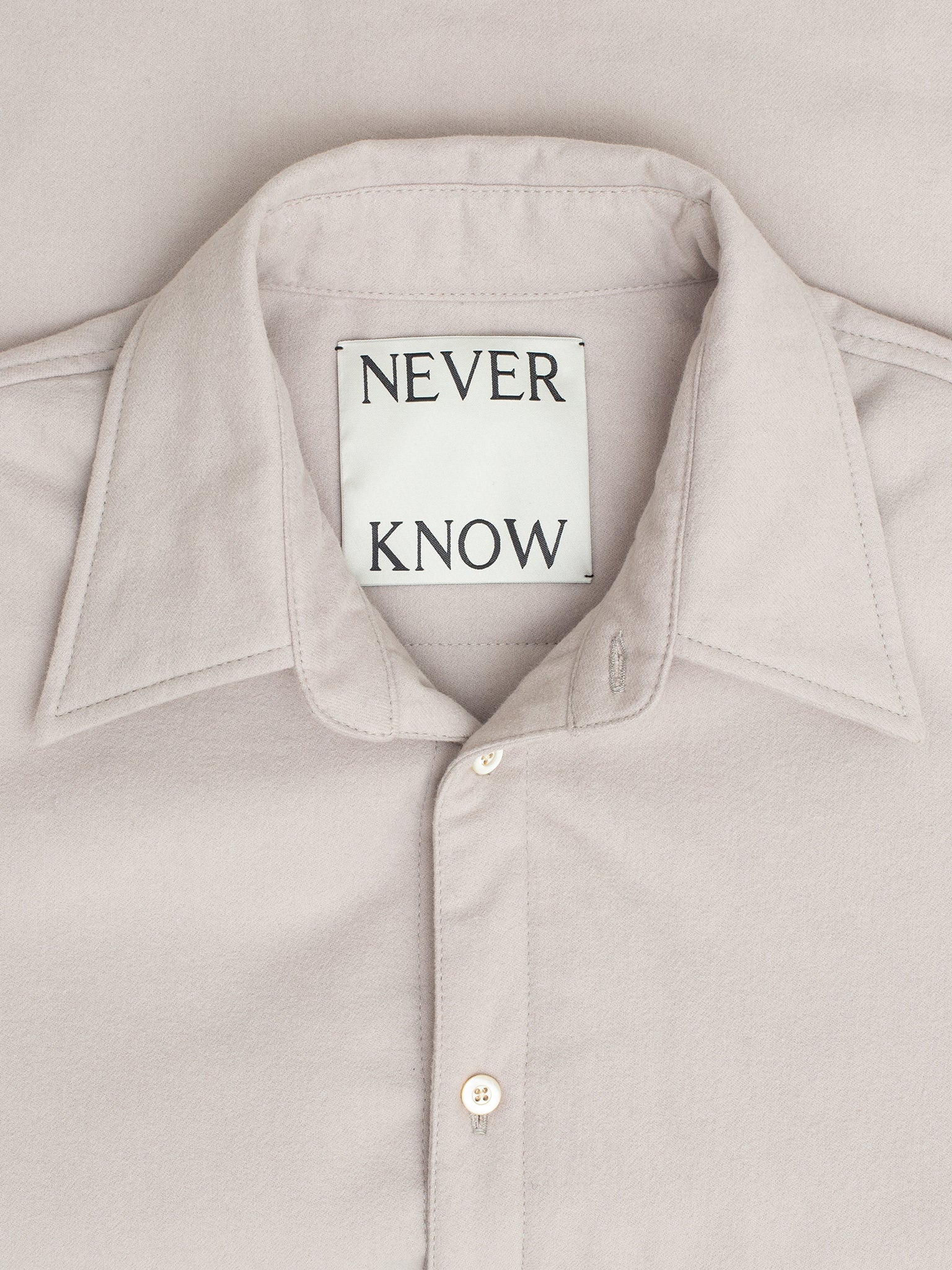 グレーのパッド入りコットンスエードシャツ