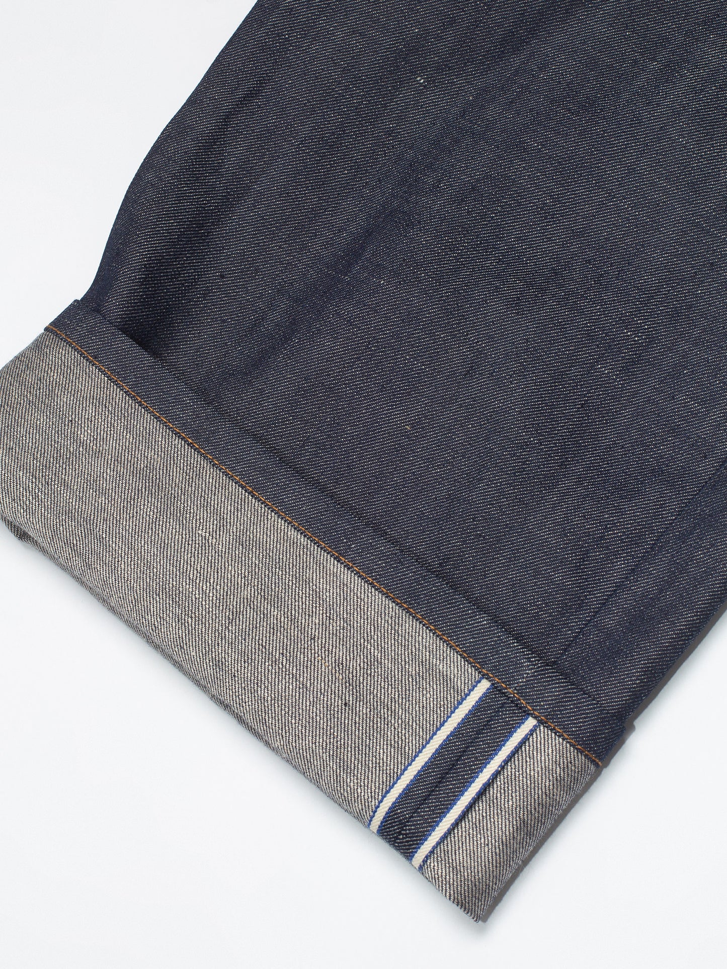 ダークネイビーのベルト付きプリーツパンツ