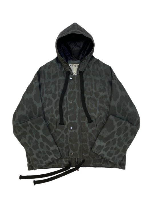 Black panther print oversized hooded jacket with quilted lining and insulation.